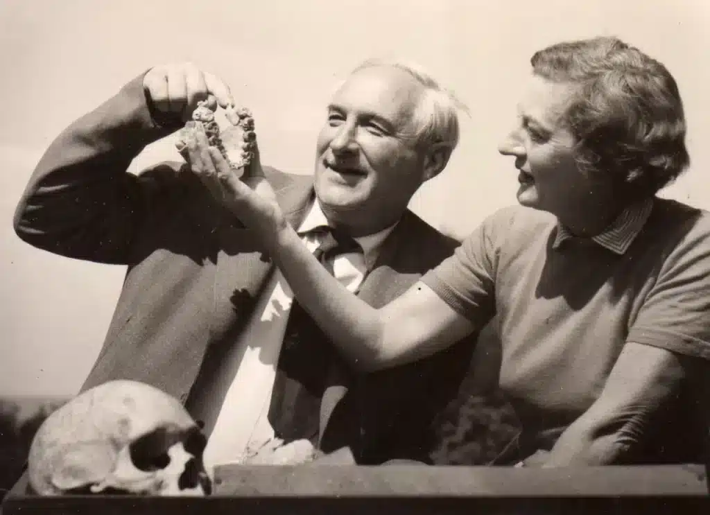 Louis Leakey and Mary Leakey inspect the Paranthropus boisei jaw bone